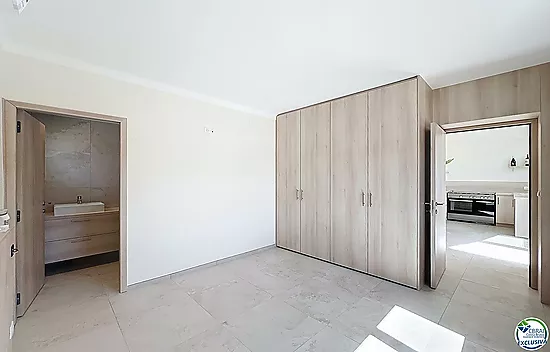 Renovated house with 5 bedrooms and tourist license in Empuriabrava, Peni area.