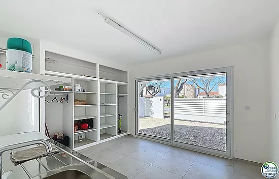 Renovated house with 5 bedrooms and tourist license in Empuriabrava, Peni area.