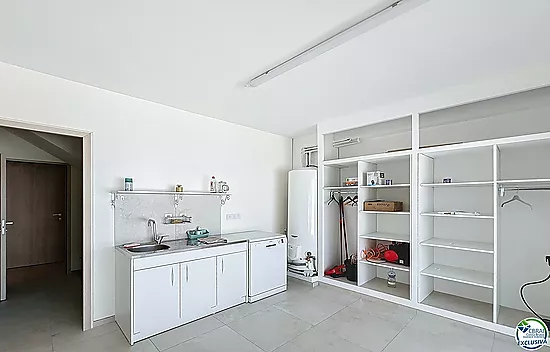 Renovated house with 5 bedrooms and tourist license in Empuriabrava, Peni area.