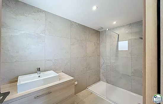 Renovated house with 5 bedrooms and tourist license in Empuriabrava, Peni area.