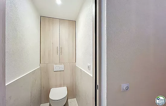 Renovated house with 5 bedrooms and tourist license in Empuriabrava, Peni area.
