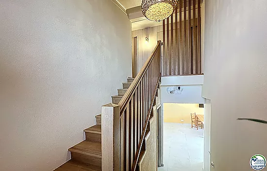 Renovated house with 5 bedrooms and tourist license in Empuriabrava, Peni area.