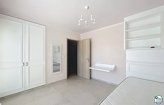 Renovated house with 5 bedrooms and tourist license in Empuriabrava, Peni area.
