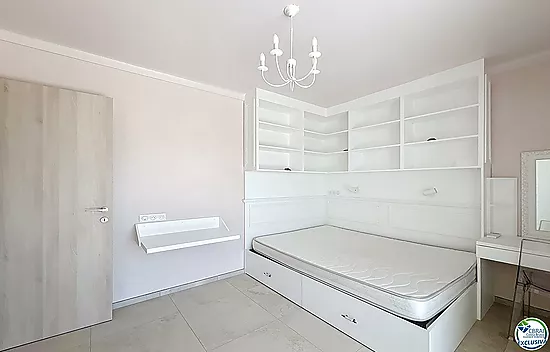 Renovated house with 5 bedrooms and tourist license in Empuriabrava, Peni area.