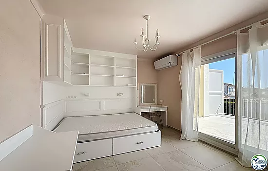 Renovated house with 5 bedrooms and tourist license in Empuriabrava, Peni area.
