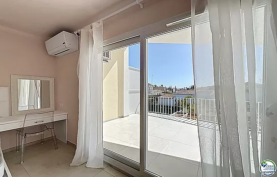 Renovated house with 5 bedrooms and tourist license in Empuriabrava, Peni area.