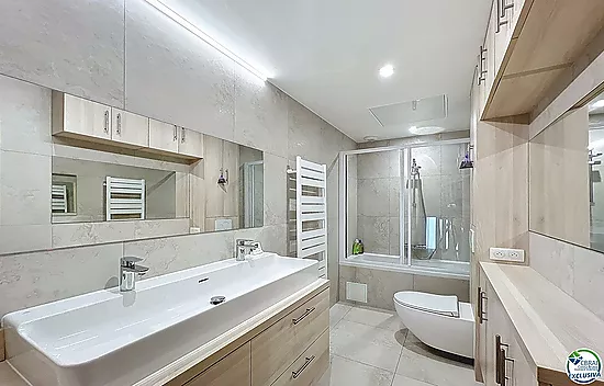 Renovated house with 5 bedrooms and tourist license in Empuriabrava, Peni area.