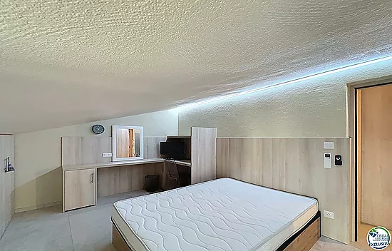 Renovated house with 5 bedrooms and tourist license in Empuriabrava, Peni area.