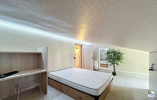 Renovated house with 5 bedrooms and tourist license in Empuriabrava, Peni area.
