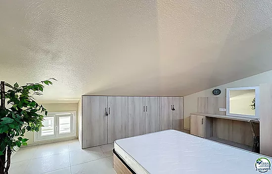 Renovated house with 5 bedrooms and tourist license in Empuriabrava, Peni area.