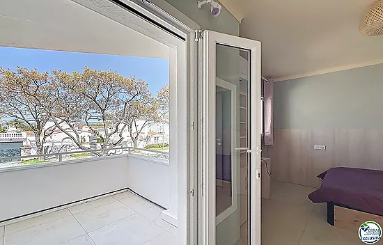 Renovated house with 5 bedrooms and tourist license in Empuriabrava, Peni area.