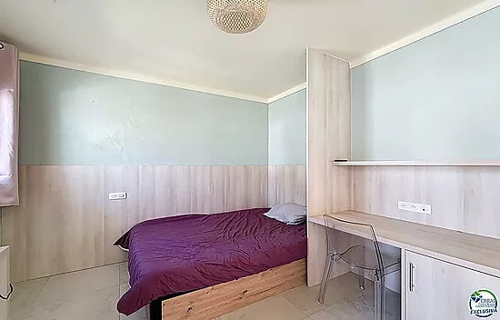 Renovated house with 5 bedrooms and tourist license in Empuriabrava, Peni area.