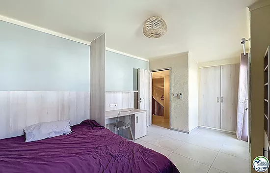 Renovated house with 5 bedrooms and tourist license in Empuriabrava, Peni area.