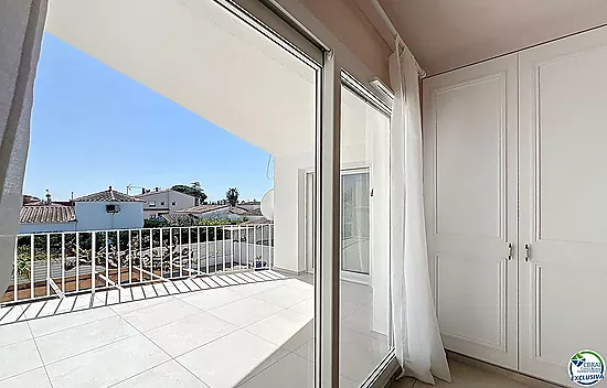 Renovated house with 5 bedrooms and tourist license in Empuriabrava, Peni area.