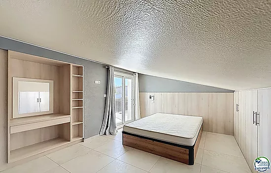Renovated house with 5 bedrooms and tourist license in Empuriabrava, Peni area.