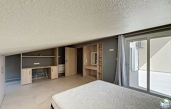 Renovated house with 5 bedrooms and tourist license in Empuriabrava, Peni area.