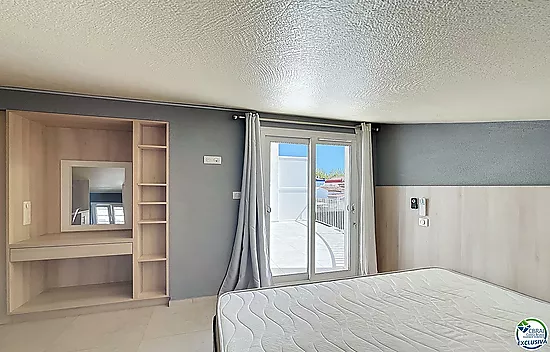 Renovated house with 5 bedrooms and tourist license in Empuriabrava, Peni area.