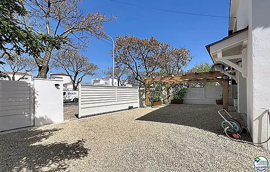 Renovated house with 5 bedrooms and tourist license in Empuriabrava, Peni area.