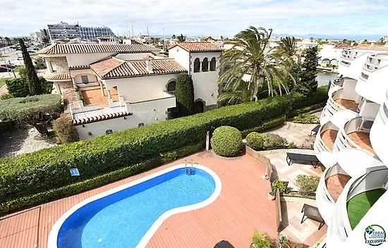 EMPURIABRAVA: Exclusive complex of six houses with moorings on the seafront for sale