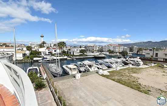 EMPURIABRAVA: Exclusive complex of six houses with moorings on the seafront for sale