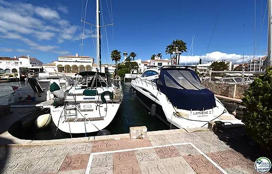 EMPURIABRAVA: Exclusive complex of six houses with moorings on the seafront for sale
