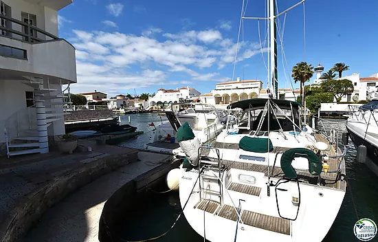 EMPURIABRAVA: Exclusive complex of six houses with moorings on the seafront for sale