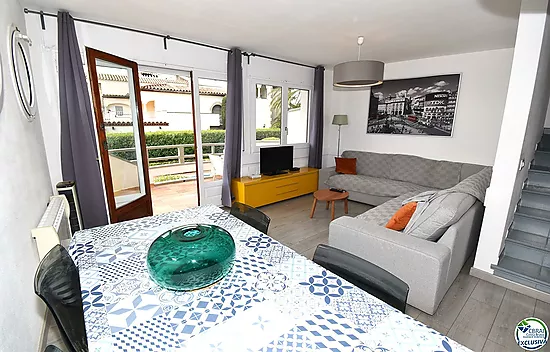 EMPURIABRAVA: Exclusive complex of six houses with moorings on the seafront for sale