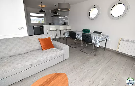 EMPURIABRAVA: Exclusive complex of six houses with moorings on the seafront for sale