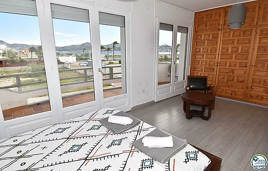 EMPURIABRAVA: Exclusive complex of six houses with moorings on the seafront for sale