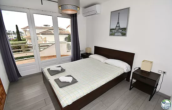 EMPURIABRAVA: Exclusive complex of six houses with moorings on the seafront for sale