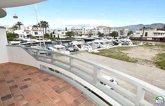 EMPURIABRAVA: Exclusive complex of six houses with moorings on the seafront for sale