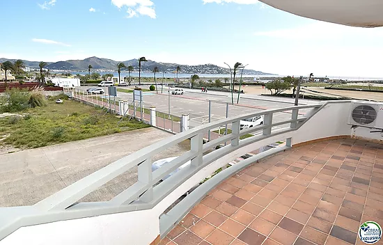 EMPURIABRAVA: Exclusive complex of six houses with moorings on the seafront for sale