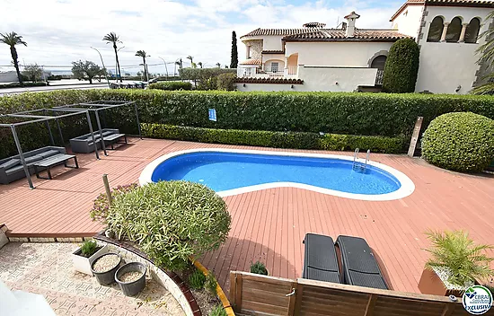 EMPURIABRAVA: Exclusive complex of six houses with moorings on the seafront for sale