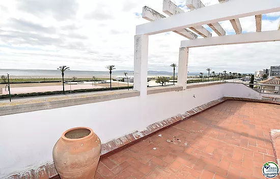 EMPURIABRAVA: Exclusive complex of six houses with moorings on the seafront for sale