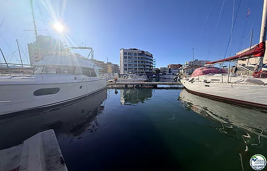 4 x 12 m mooring for both sailing and motor boats.