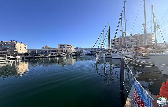 4 x 12 m mooring for both sailing and motor boats.