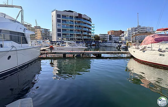 4 x 12 m mooring for both sailing and motor boats.