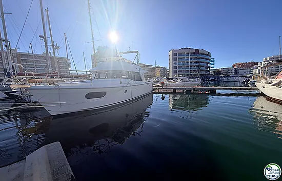 4 x 12 m mooring for both sailing and motor boats.