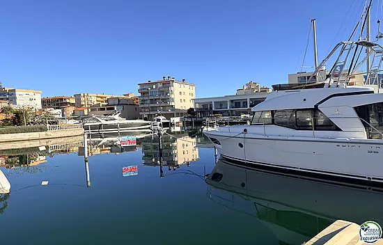4 x 12 m mooring for both sailing and motor boats.