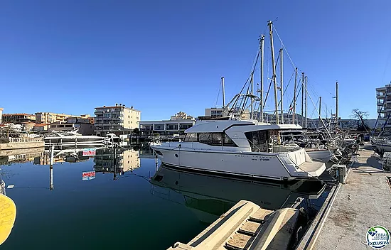 4 x 12 m mooring for both sailing and motor boats.