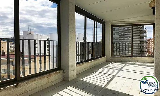 Appartement au dernier étage avec terrasse spacieuse à vendre à Santa Margarita Roses