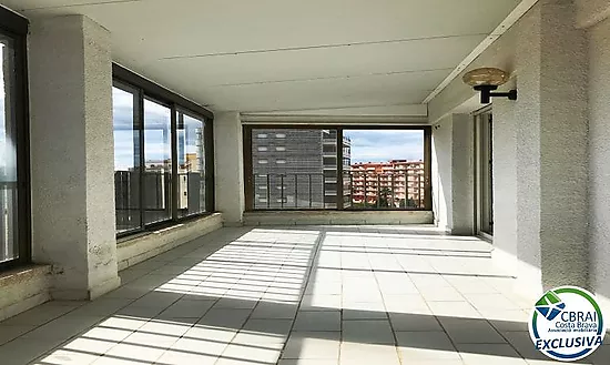 Appartement au dernier étage avec terrasse spacieuse à vendre à Santa Margarita Roses