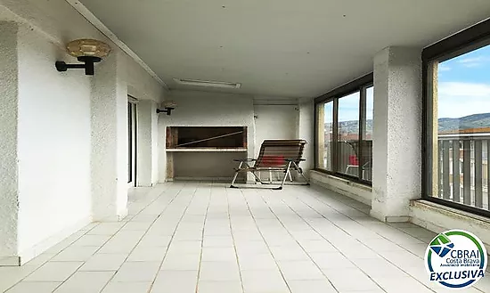 Appartement au dernier étage avec terrasse spacieuse à vendre à Santa Margarita Roses