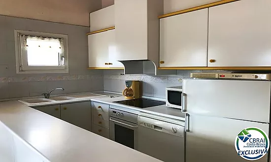 Appartement au dernier étage avec terrasse spacieuse à vendre à Santa Margarita Roses