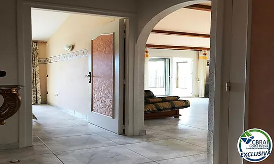 Appartement au dernier étage avec terrasse spacieuse à vendre à Santa Margarita Roses