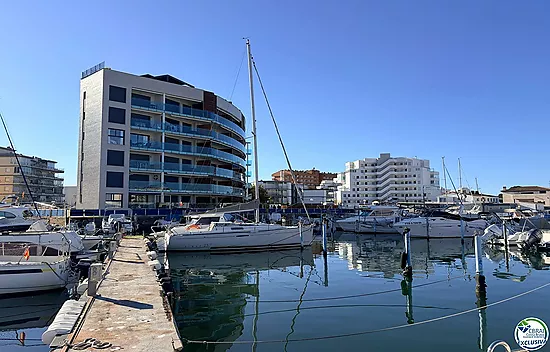 Amarrage de 3 x 8 mètres, pour bateau à voile ou à moteur.