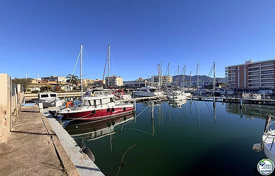 Amarrage de 3 x 8 mètres, pour bateau à voile ou à moteur.