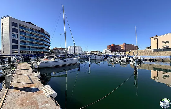 Amarrage de 3 x 8 mètres, pour bateau à voile ou à moteur.