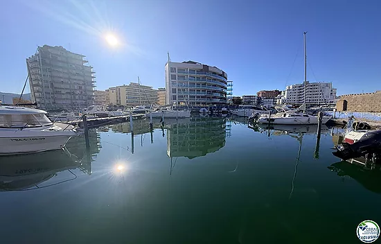 Amarrage de 3 x 8 mètres, pour bateau à voile ou à moteur.