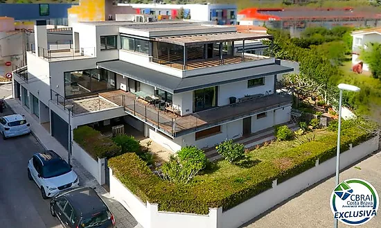 Casa unifamiliar exclusiva con ascensor, jardín y múltiples espacios independientes en Llançà